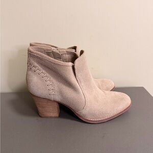Women’s Marc Fisher Cadis Suede Block Heeled Ankle Booties